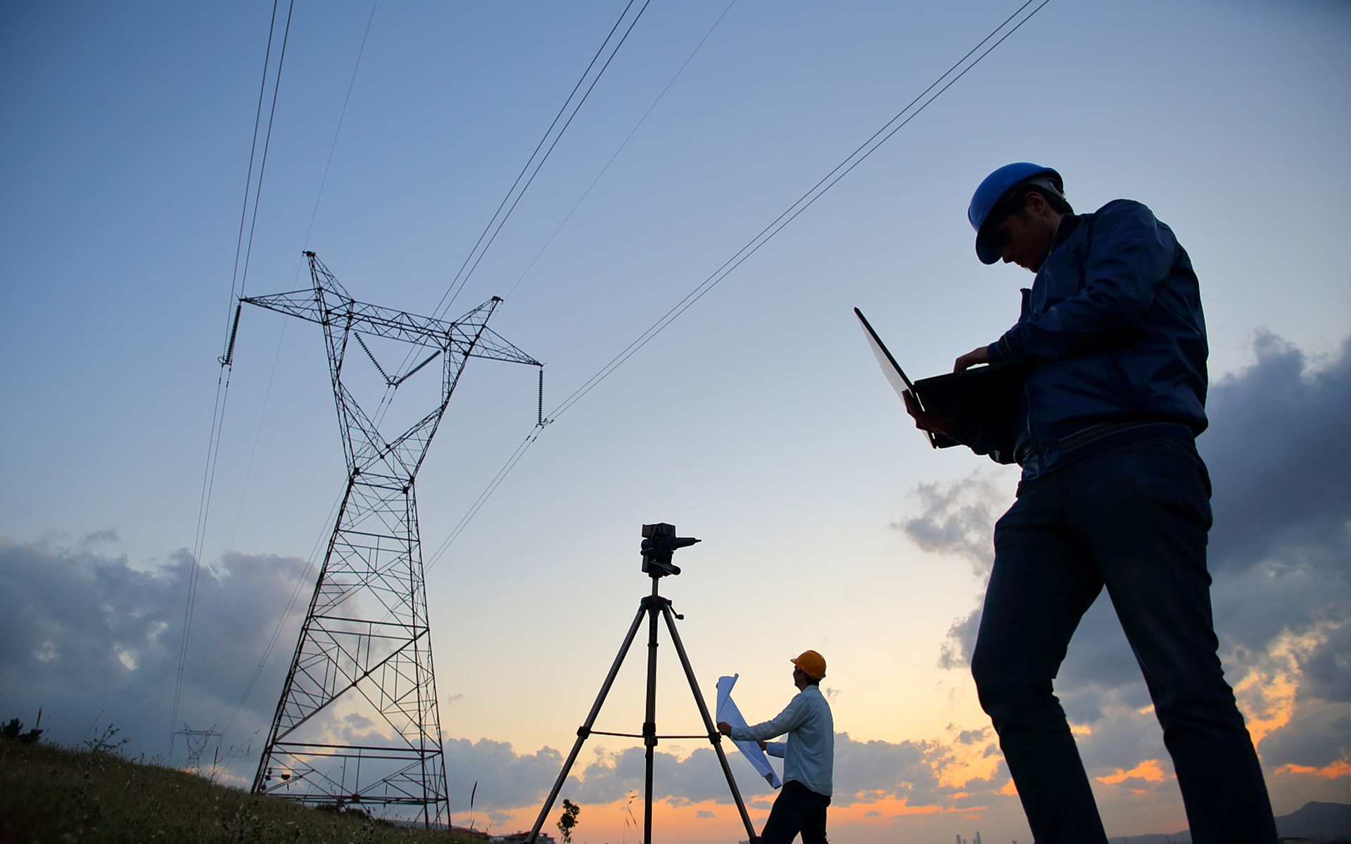 Mejora de la estabilidad y la eficiencia del sistema de energía con dispositivos de compensación de energía reactiva de voltaje medio